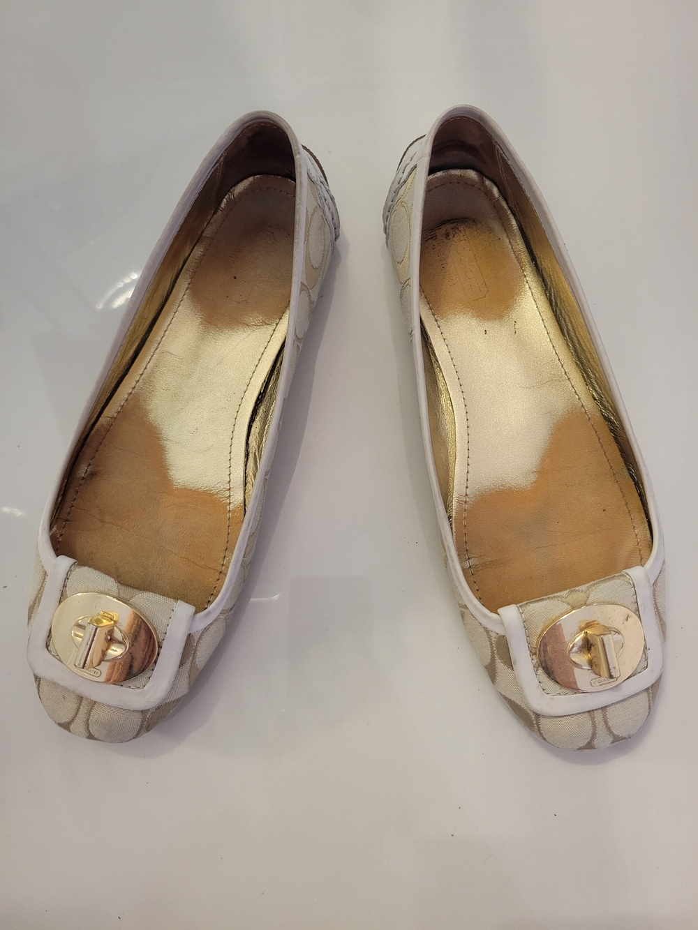 Coach Women's Beige and Ivory Turn-Lock Flats